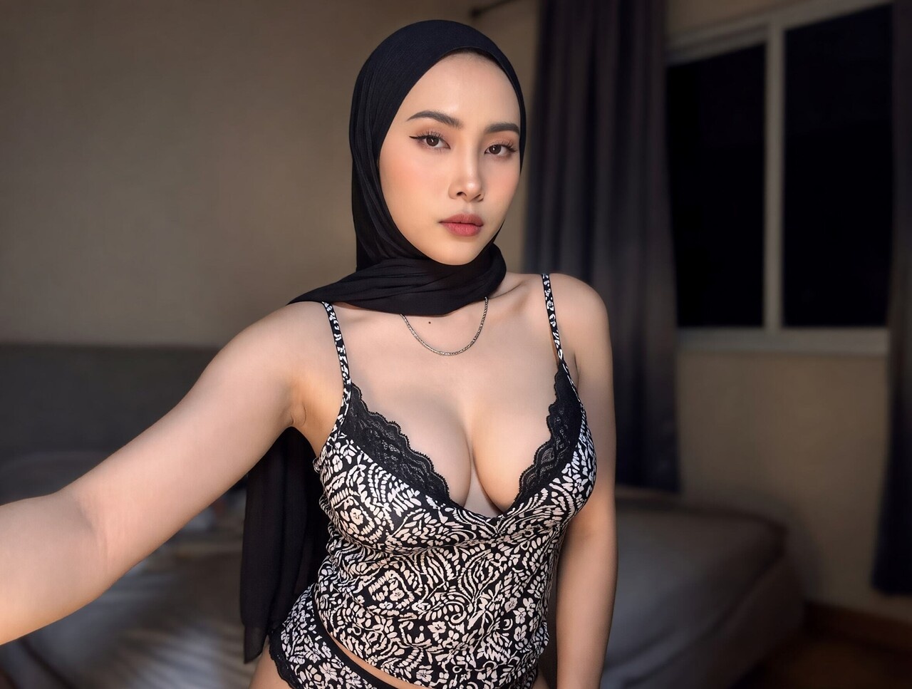 Curvy hijab hottie posing topless, showing off perfect breasts. photo 6