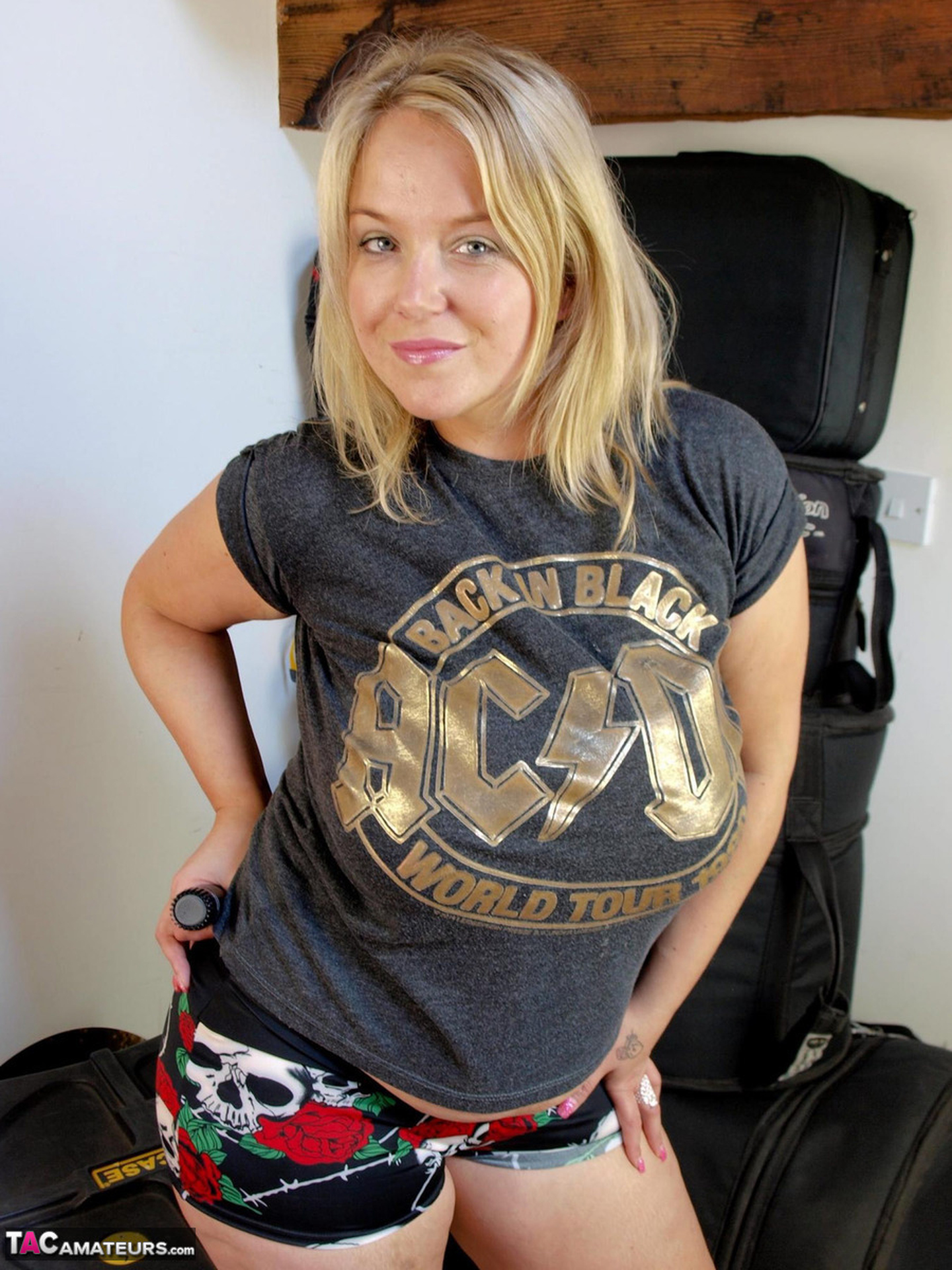 Seductive Curves in Skull-Print Shorts Command the Room photo 1